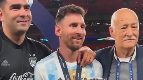 Lionel Messi junto a Omar Souto tras la obtención de la Finalissima.