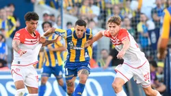Ángel Di María en medio del partido ante Estudiantes.