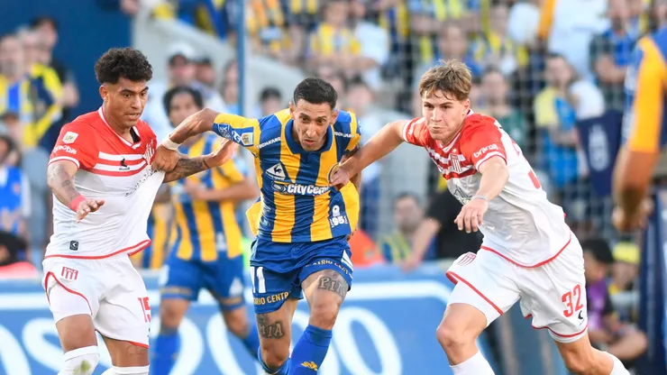 Ángel Di María en medio del partido ante Estudiantes.