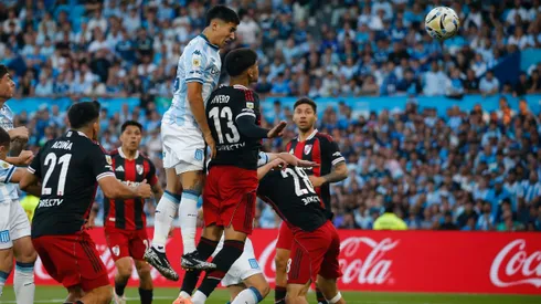 Racing y River en su encuentro por los octavos de final del Clausura.
