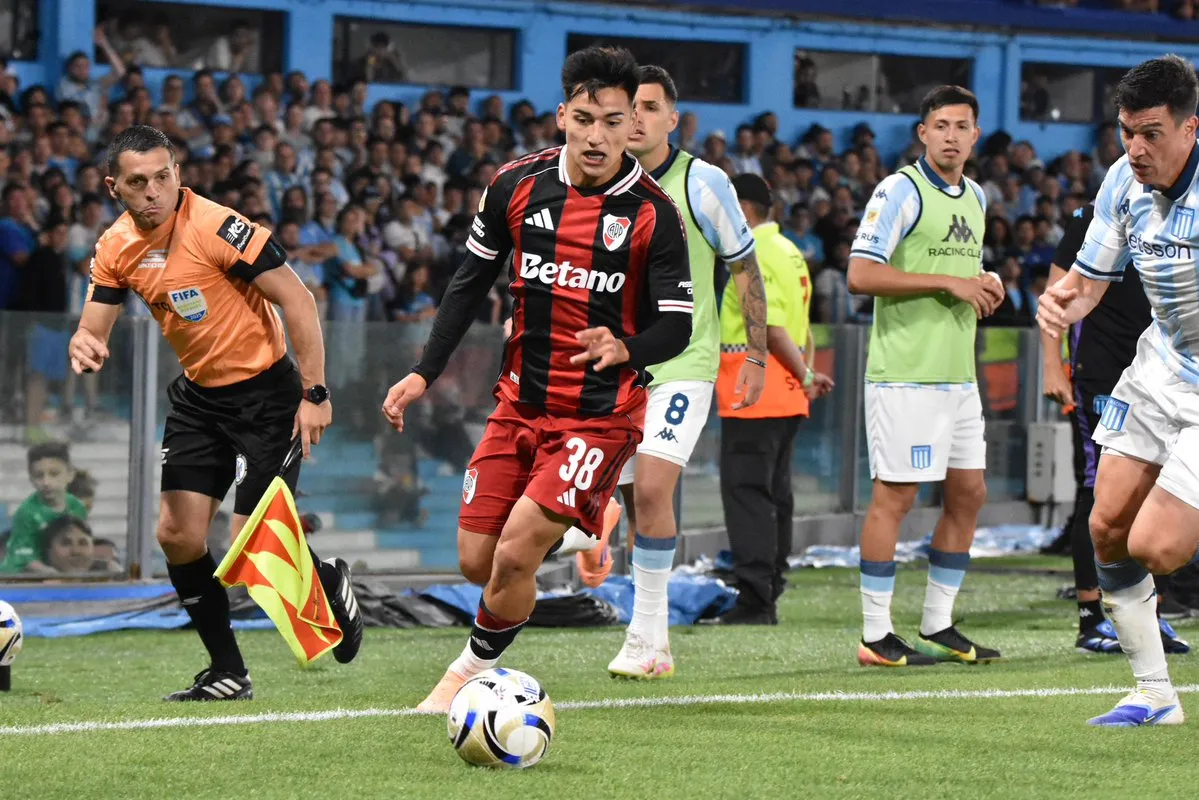 Ian Subiabre y un buen ingreso. (Foto: Prensa River)