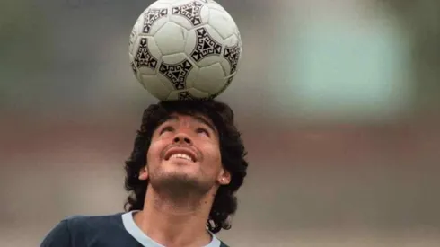 Maradona y la pelota, una relación para toda la vida.