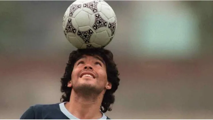 Maradona y la pelota, una relación para toda la vida.