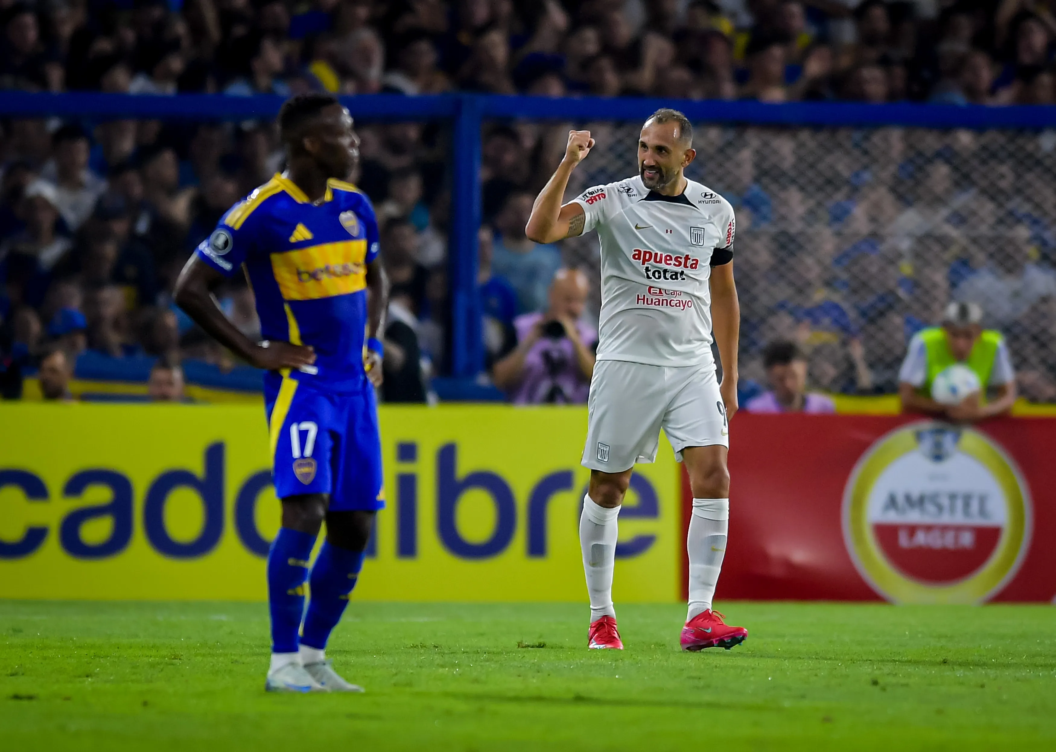Hernán Barcos marcó un gol clave para Alianza Lima en La Bombonera. (Getty).