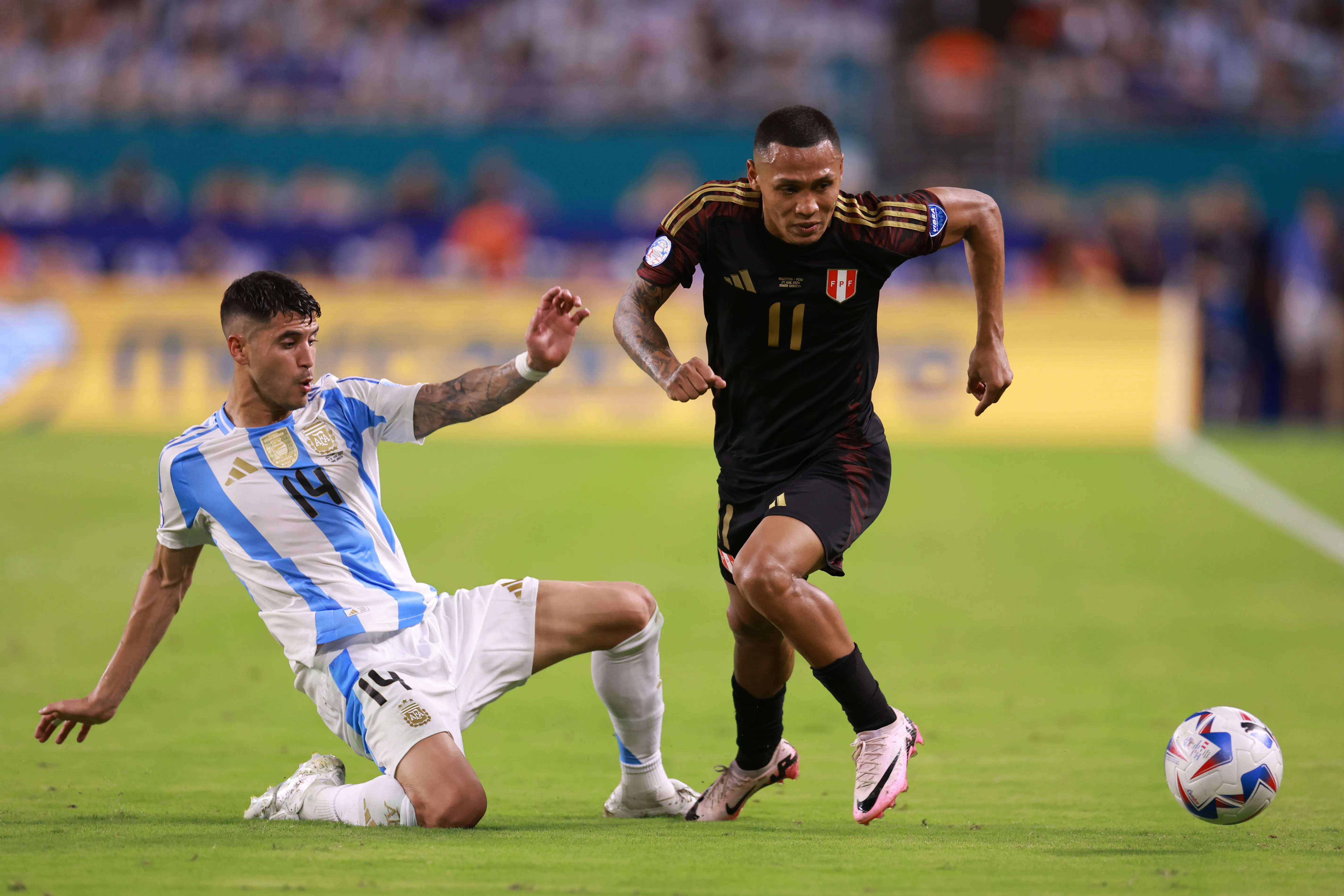 Bryan Reyna jugando con Perú frente a Argentina. (Getty Images)