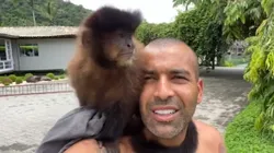Emerson Sheik junto a su mascota, Cuta, con quien disfruta su tiempo libre.