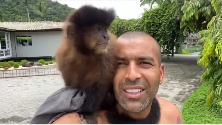 Emerson Sheik junto a su mascota, Cuta, con quien disfruta su tiempo libre.