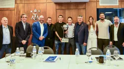 Ignacio Villarroel (segundo en la imagen de izquierda a derecha) formó parte de la reunión que coronó al Canalla.