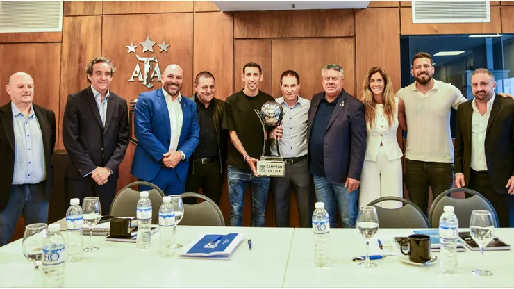 Ignacio Villarroel (segundo en la imagen de izquierda a derecha) formó parte de la reunión que coronó al Canalla.