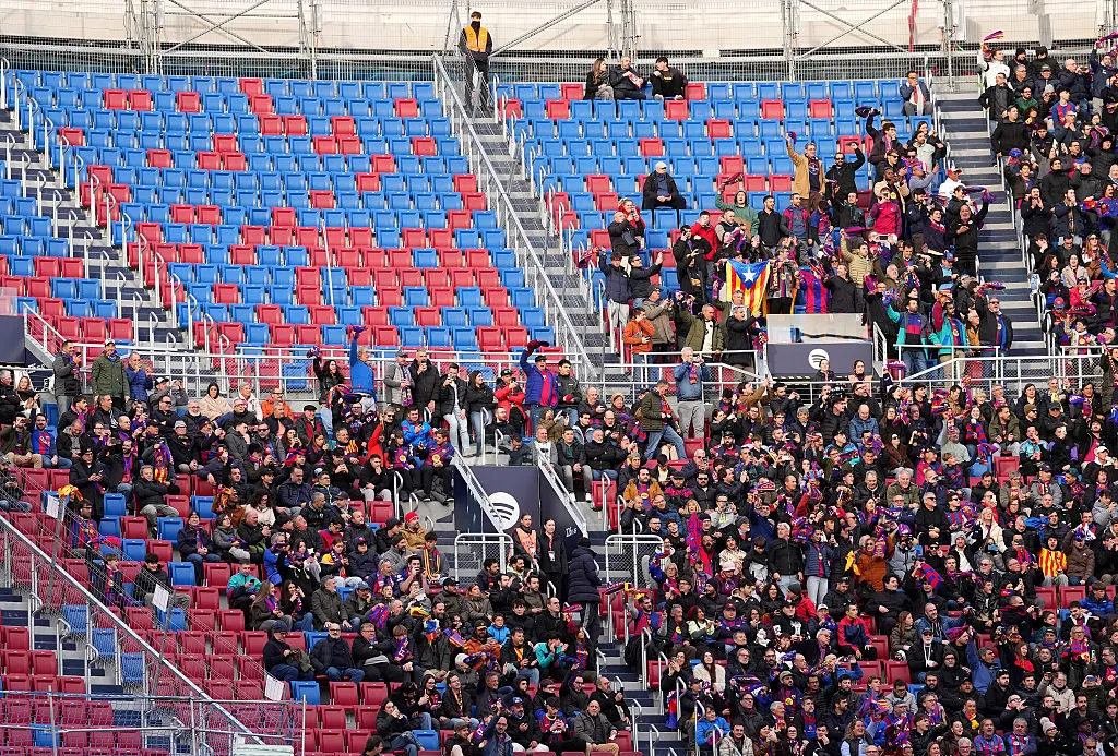 El Camp Nou volvió a abrirse tras 900 días para un 50% de la capacidad, aunque las obras continúan.