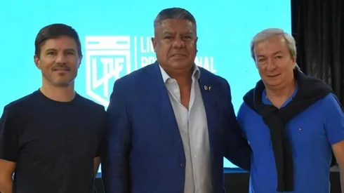 Claudio Tapia junto a Fabián Verlanga y Augusto Costa, mandatarios de Vélez Sarsfield.