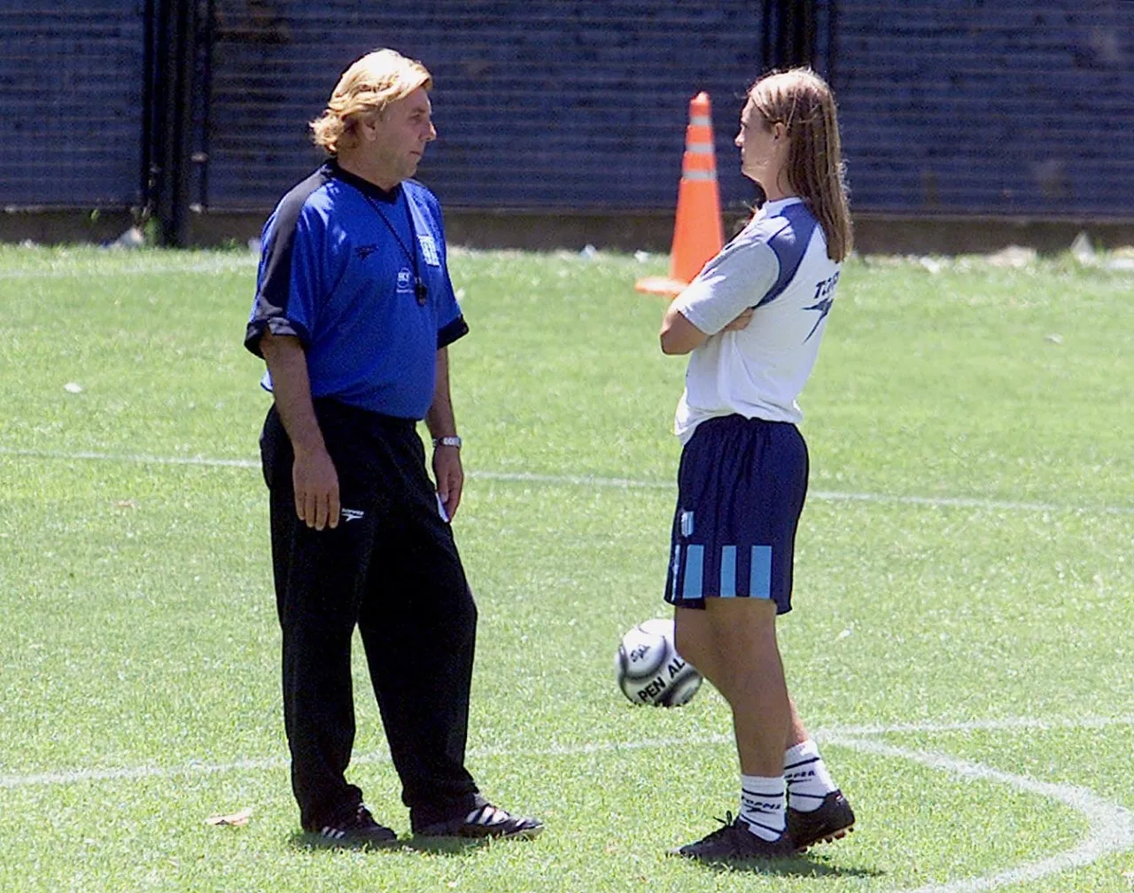 Mostaza y el Polaco: rubios, número 5 y “pataduras” según Bastía. Foto Racing Club.