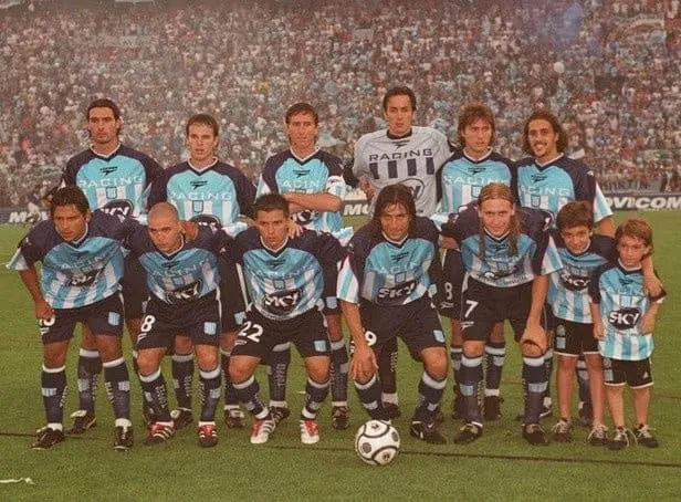 En el equipo campeón del 2001 está su futuro ayudante de campo, Pelotín Vitali. Foto Racing Club.