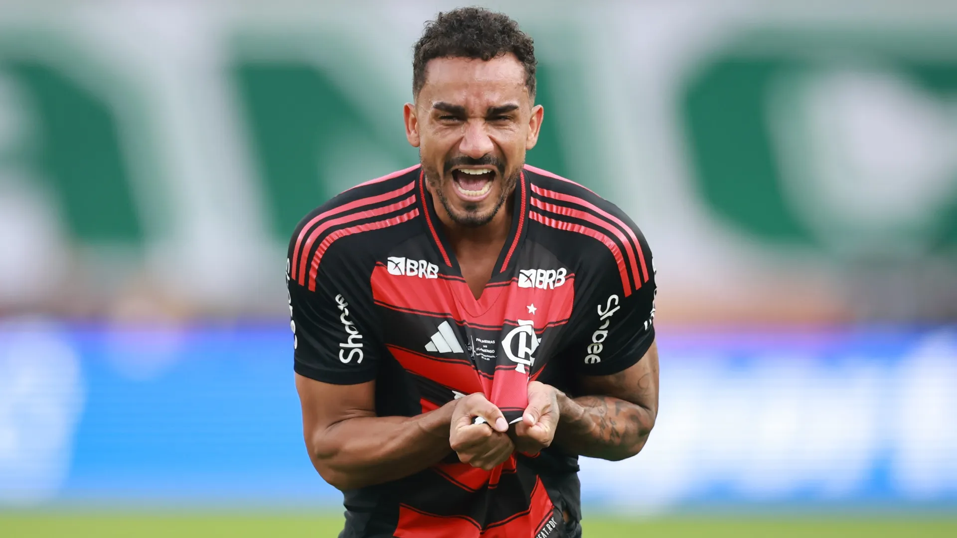 Danilo festeja el gol del título para Flamengo.