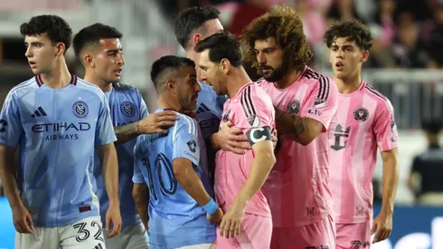 Messi se pelea con Maxi Moralez.