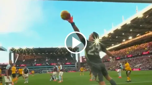 Dibu Martínez y un atajadón para Aston Villa.