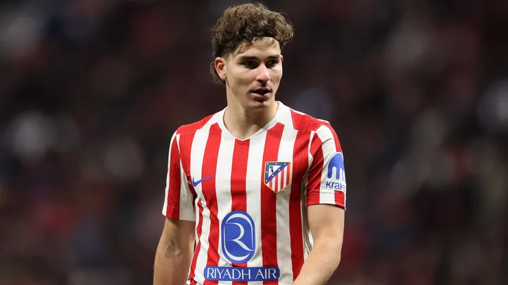El Atlético de Madrid de Julián Alvarez puede quedar primero en LaLiga si vence al Barcelona este martes 2 de diciembre.