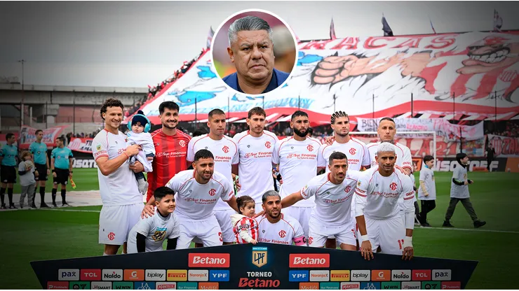 Los jugadores de Barracas Central y Claudio Tapia, presidente de la AFA.