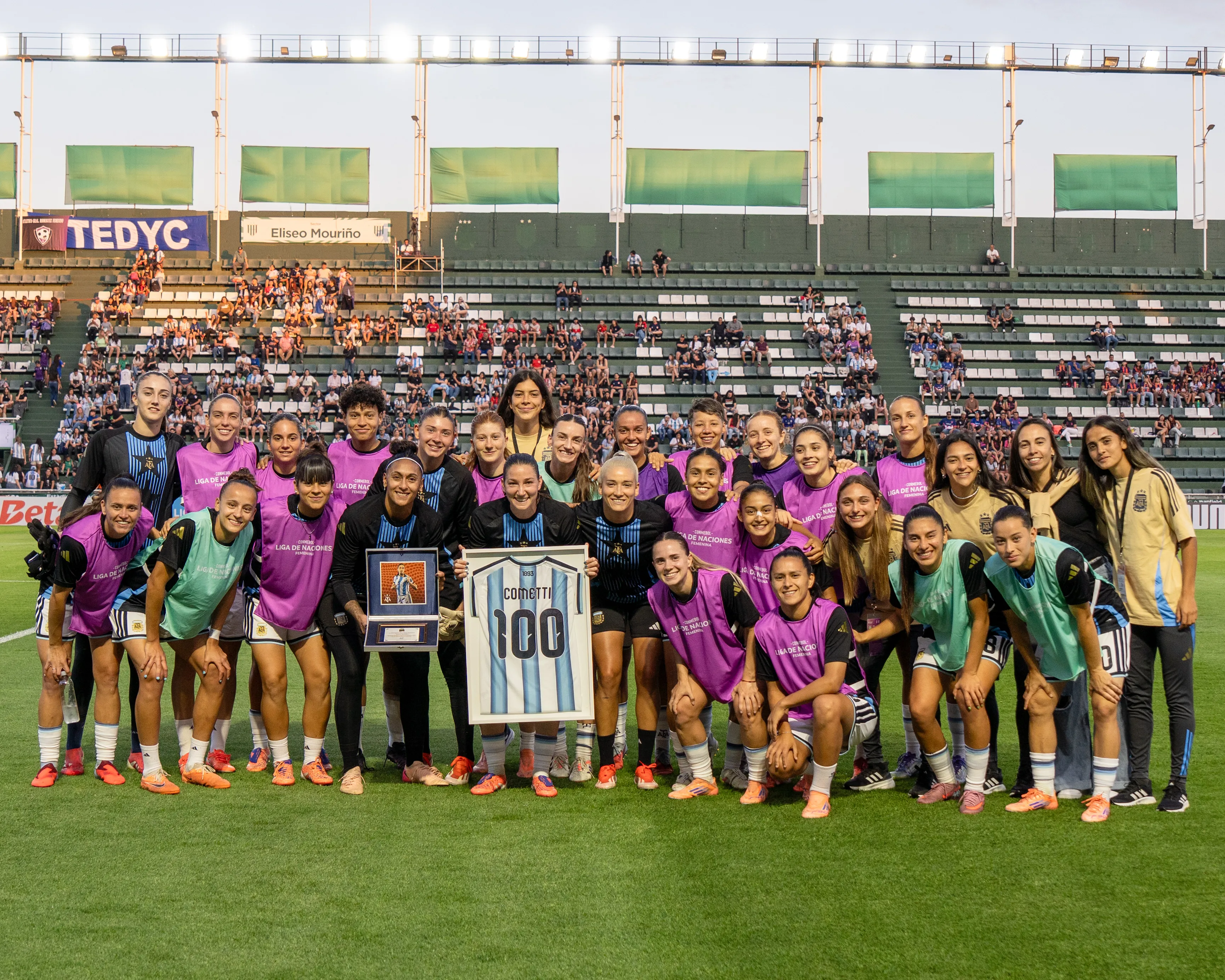 Cometti y su camiseta por los 100 partidos que cumplió ante Uruguay. Foto AFA.