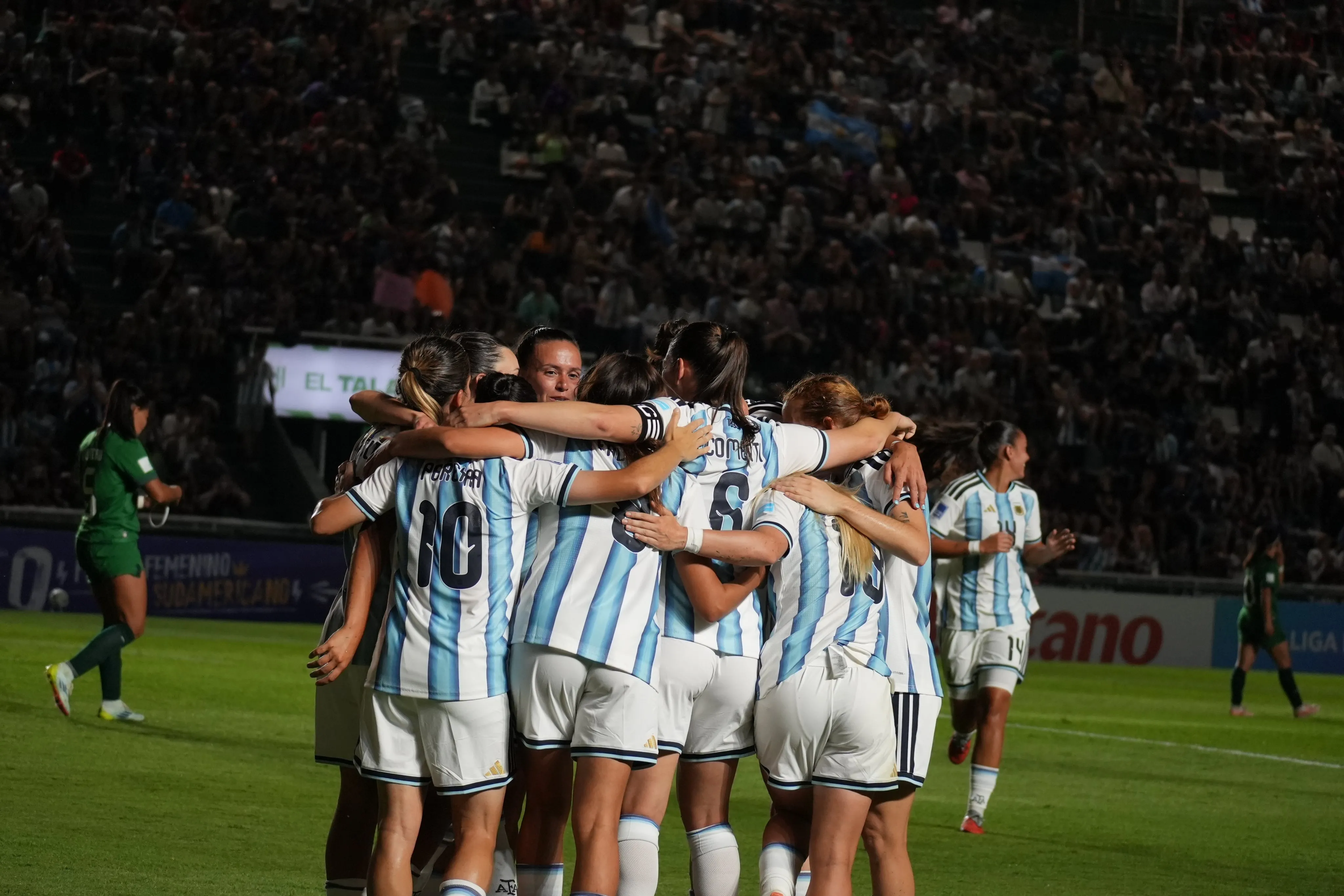 Festejo de Argentina tras la histórica goleada. Foto AFA