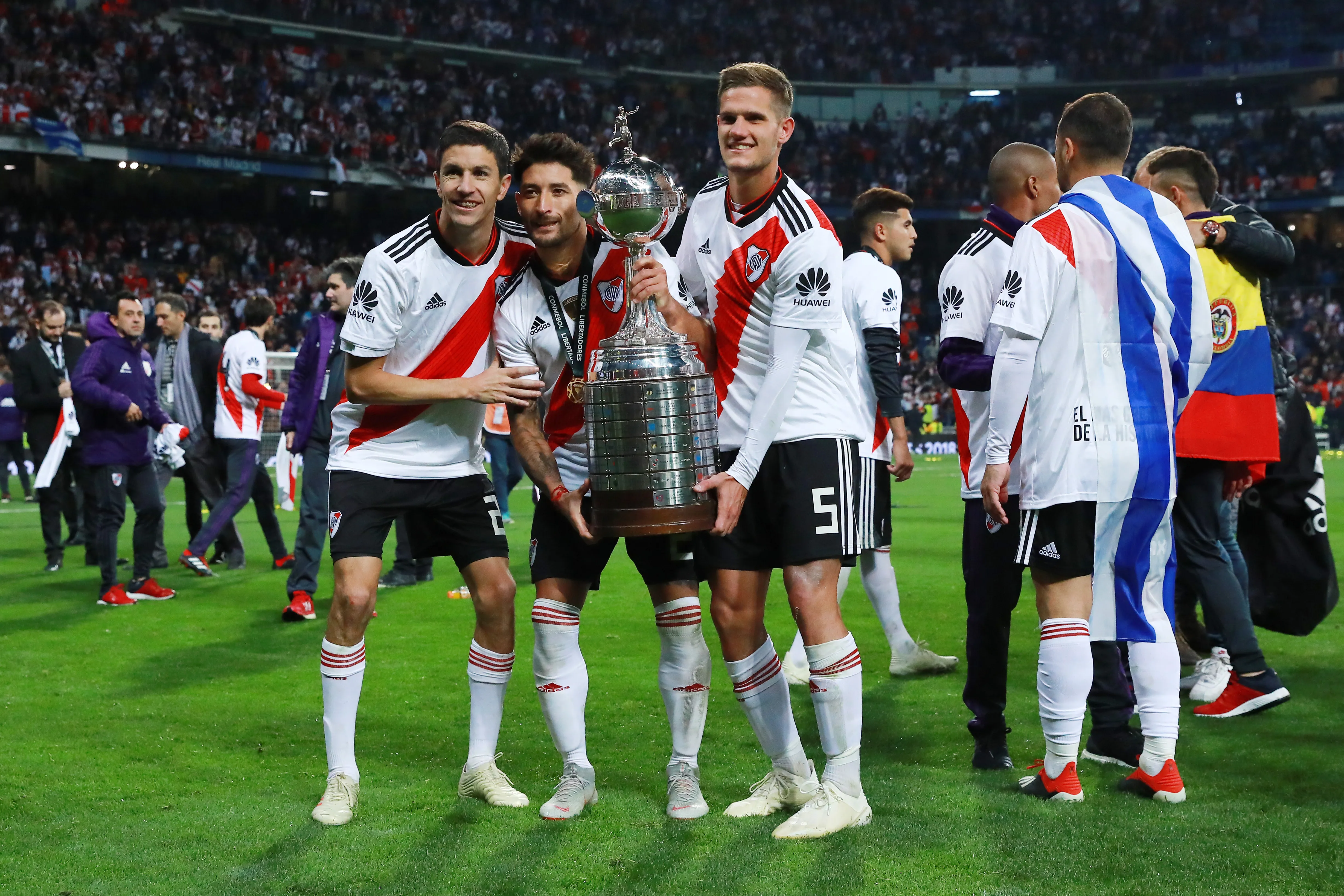 Nacho Fernández, Milton Casco y Bruno Zuculini con la Libertadores en el Bernabéu. (Foto: Getty).