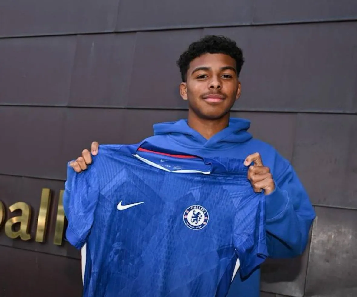 Isago Silva, hijo de Thiago, firmó su primer contrato profesional con Chelsea.