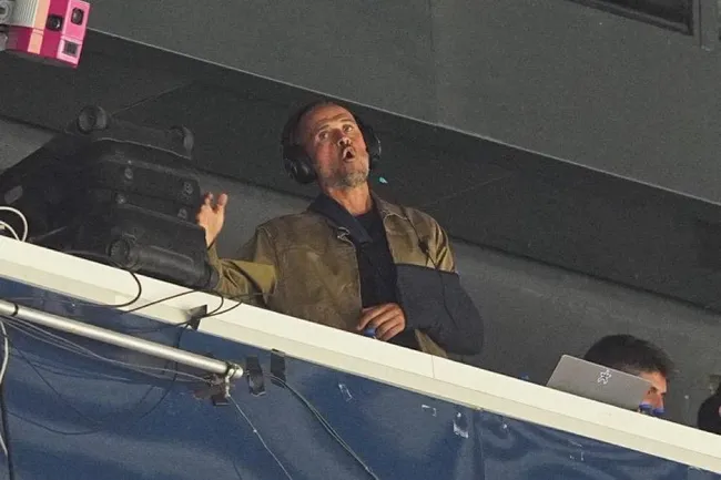 Luis Enrique dirige medio partido desde el palco y medio desde la línea a pie de campo.