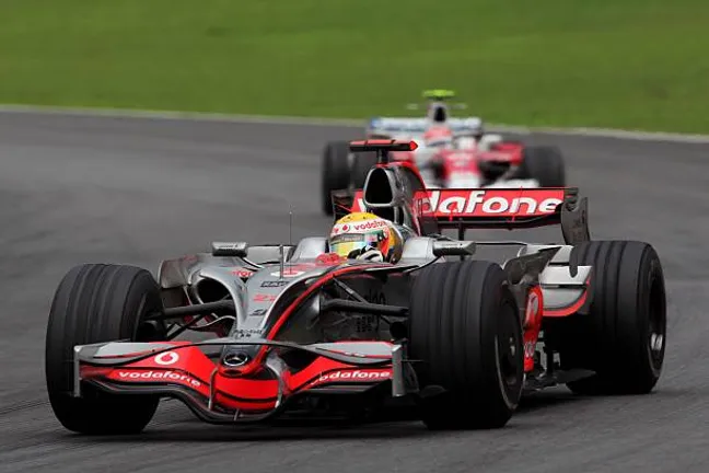 Hamilton fue campeón en 2008 casi sin darse cuenta y arruinó la celebración de Felipe Massa en Brasil.