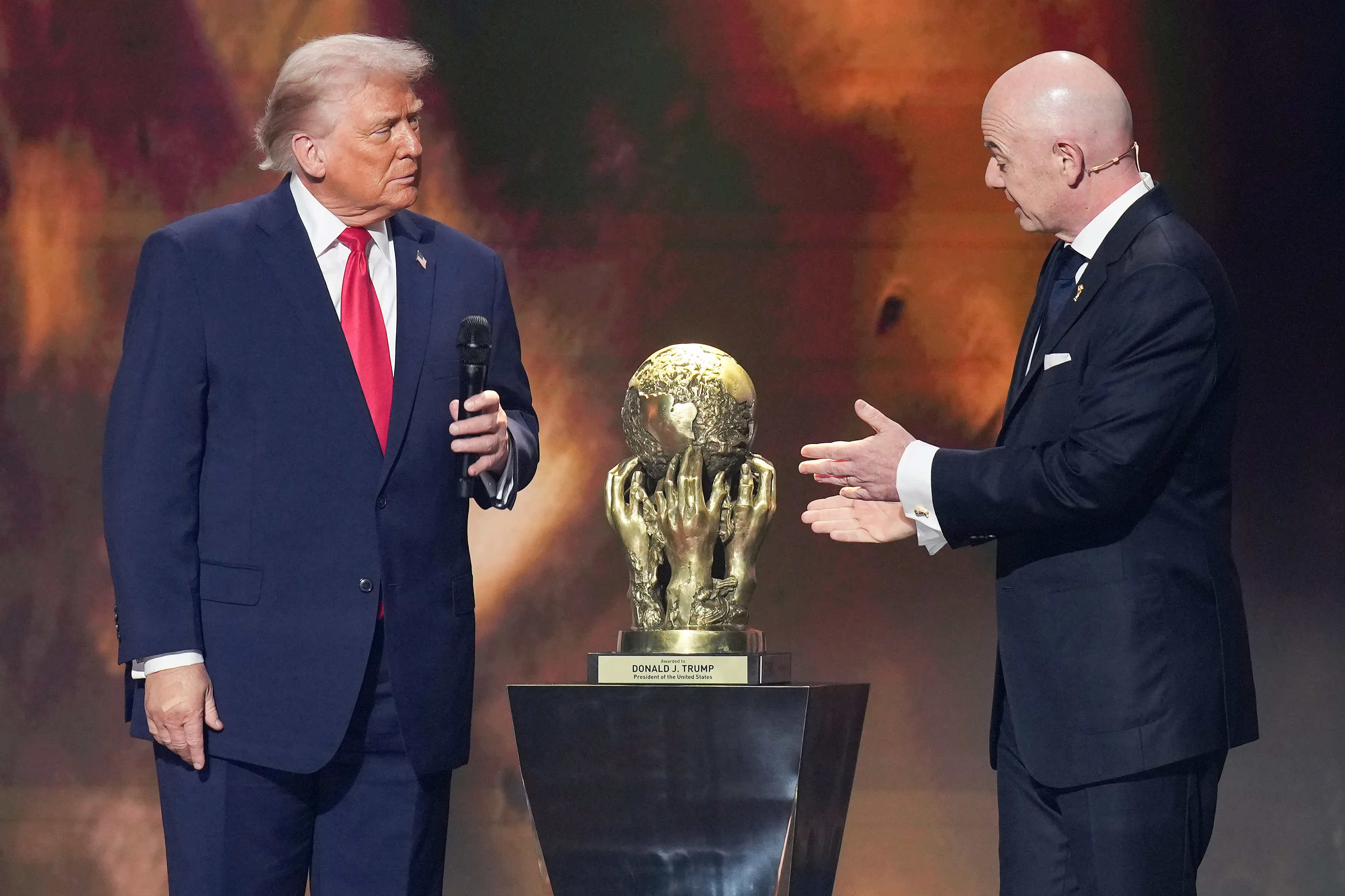 Donald Trump recibió de Infantino el Premio FIFA de la Paz. (Getty).