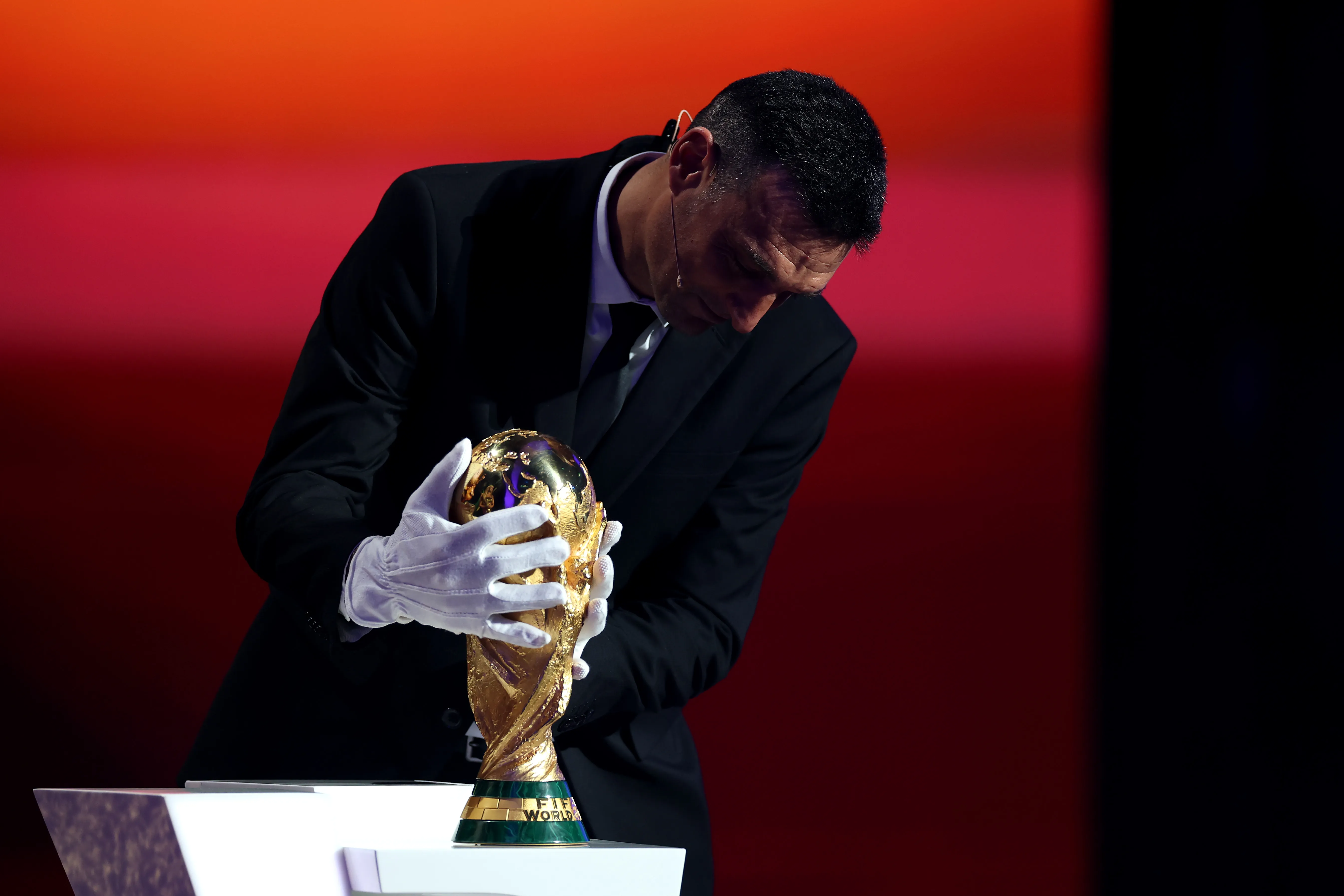 Scaloni ingresó la Copa del Mundo al escenario del Kennedy Center en Washington. (Getty).
