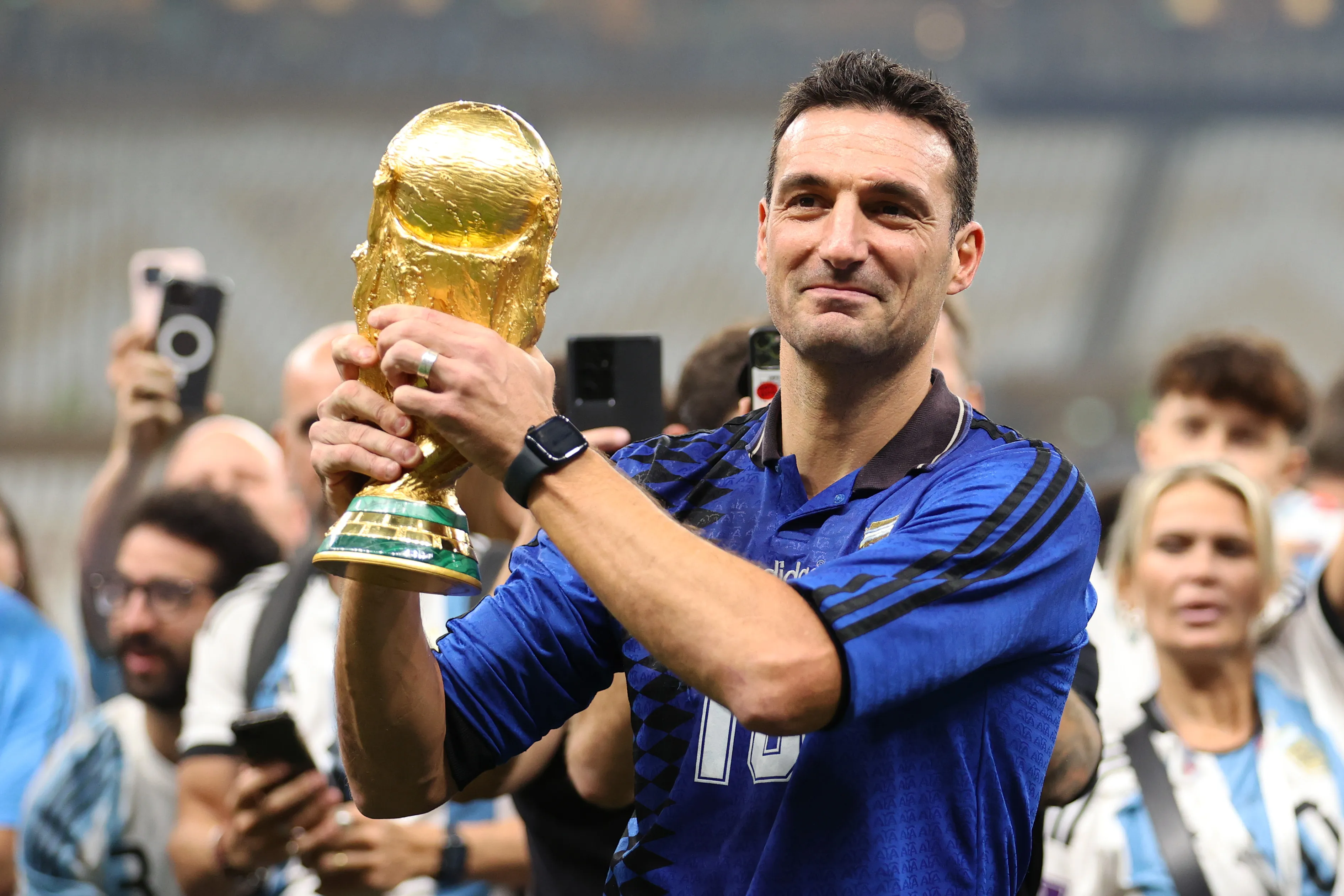 Lionel Scaloni, director técnico de la Selección Argentina, con la Copa del Mundo conquistada en Qatar 2022. (Getty Images)