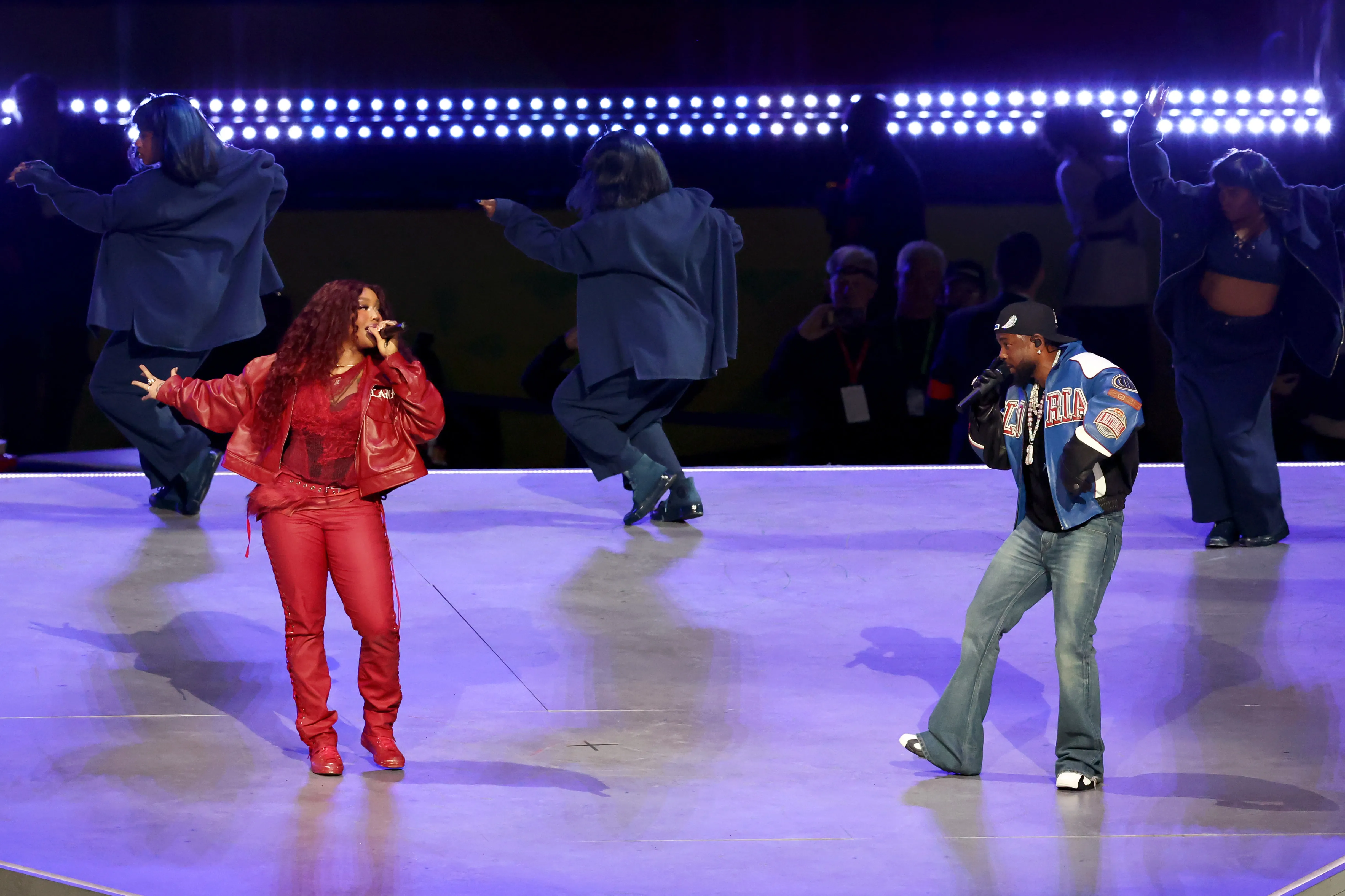 SZA y Kendrick Lamar, durante el show musical del Super Bowl 2025. (Getty Images)