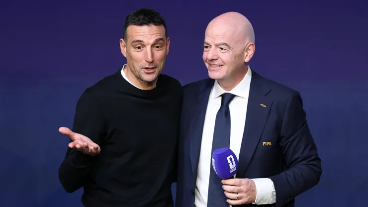 Lionel Scaloni junto a Gianni Infantino.