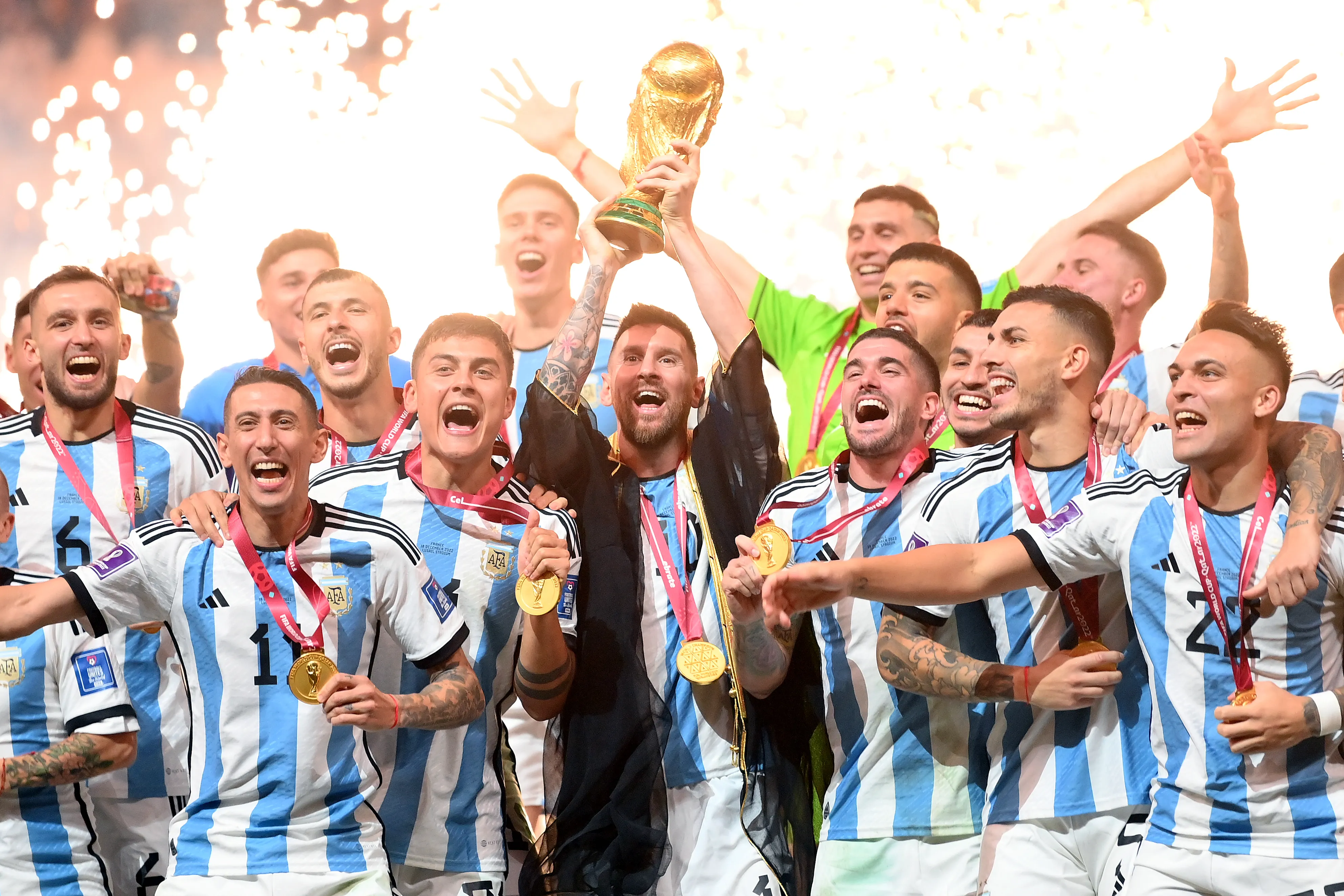 La Selección Argentina con la Copa del Mundo en Qatar 2022. (Getty Images)