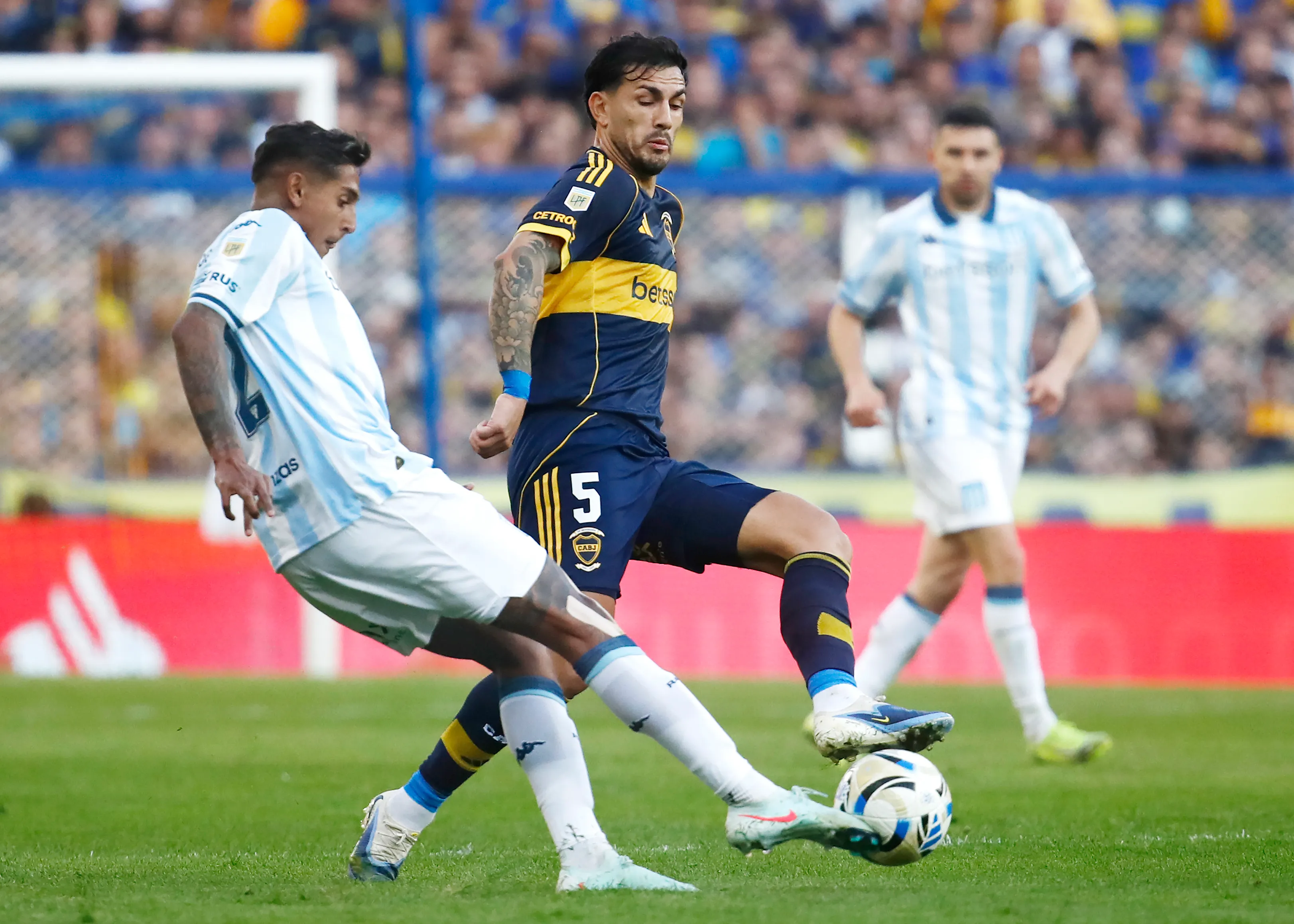 Agustín Almendra y Leandro Paredes, durante el último Boca – Racing. (Getty Images)