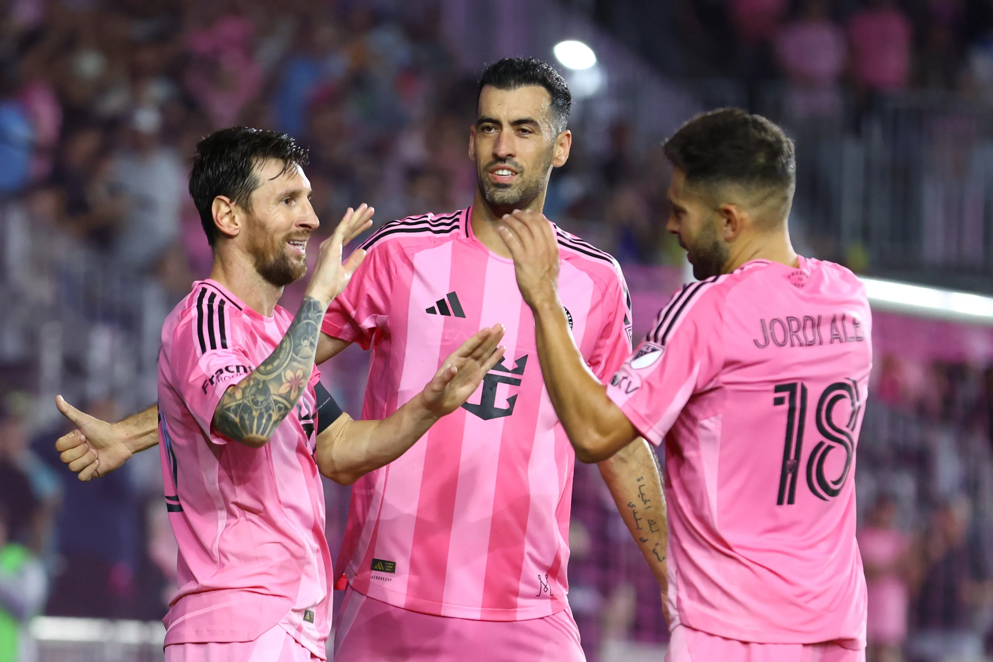 Messi junto a Busquets y Alba, dos de sus mejores socios a los que le dice adiós (Getty Images).