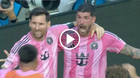 Lionel Messi y Rodrigo De Paul durante el festejo de gol de Inter Miami. (Captura Apple TV)