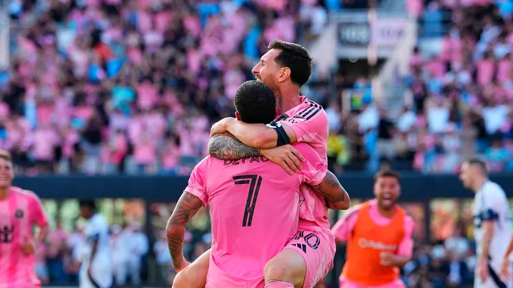 Lionel Messi y Rodrigo De Paul celebran uno de los goles de Inter Miami.