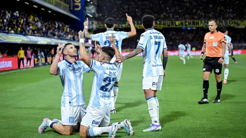 Los jugadores de Racing celebran el gol de Maravilla Martínez.
