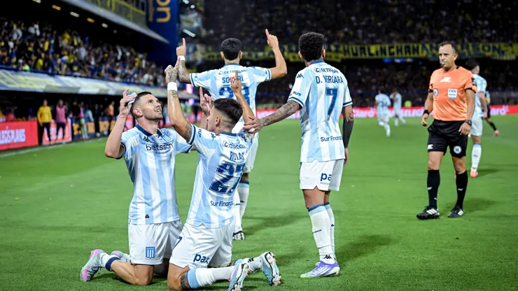 Los jugadores de Racing celebran el gol de Maravilla Martínez.