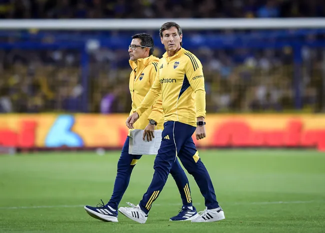 Claudio Úbeda, director técnico de Boca, durante el duelo ante Racing por las semifinales del Torneo Clausura 2025. (Getty Images)