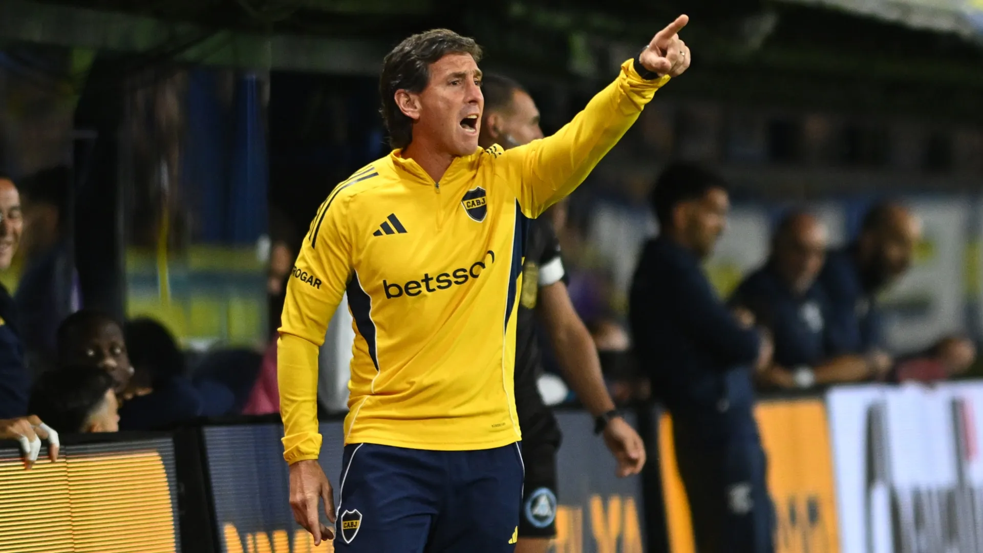 Claudio Úbeda dirigiendo en La Bombonera.