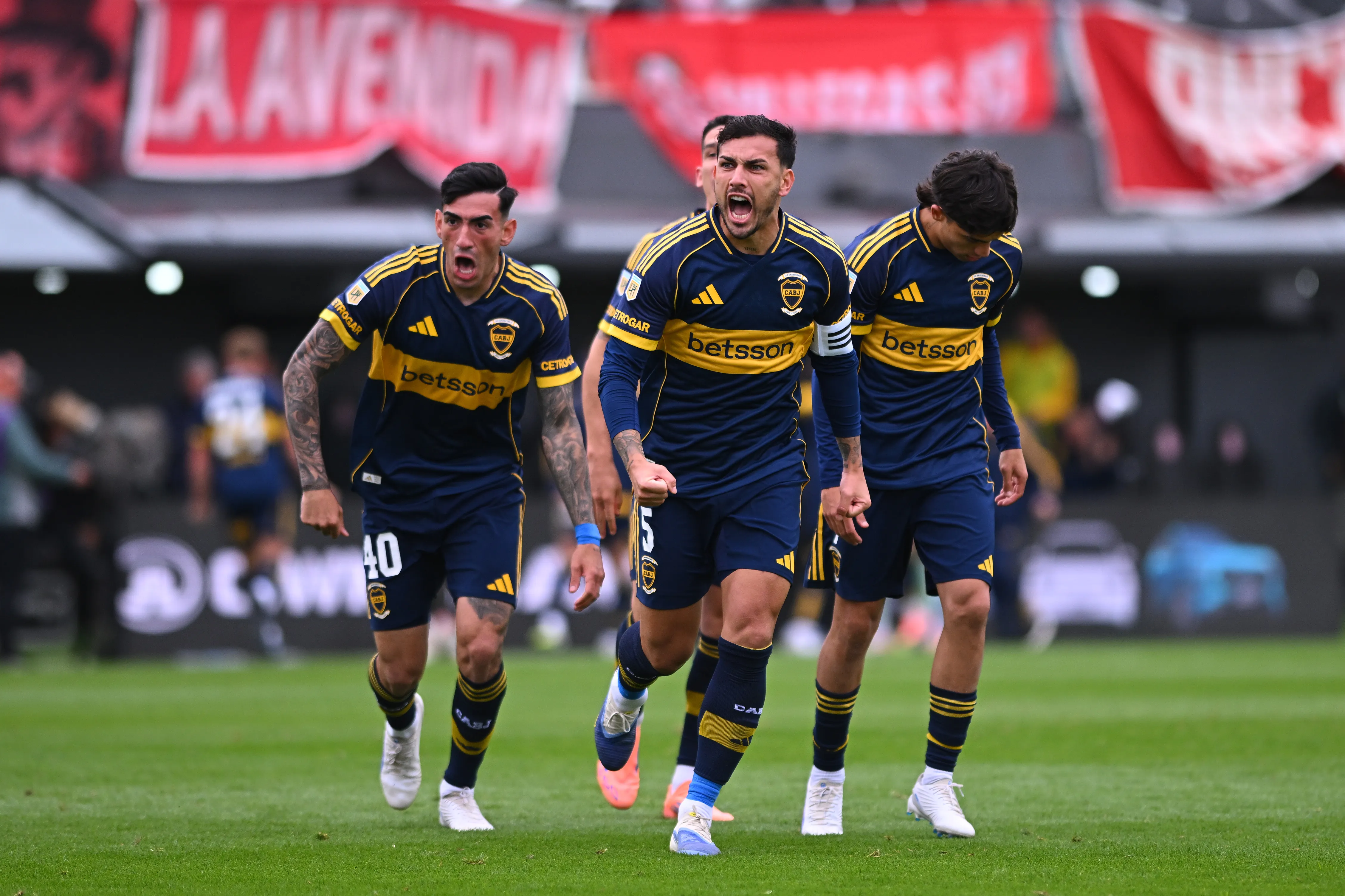 Leandro Paredes, Lautaro Di Lollo y Exequiel Zeballos, futbolistas de Boca. (Getty Images)