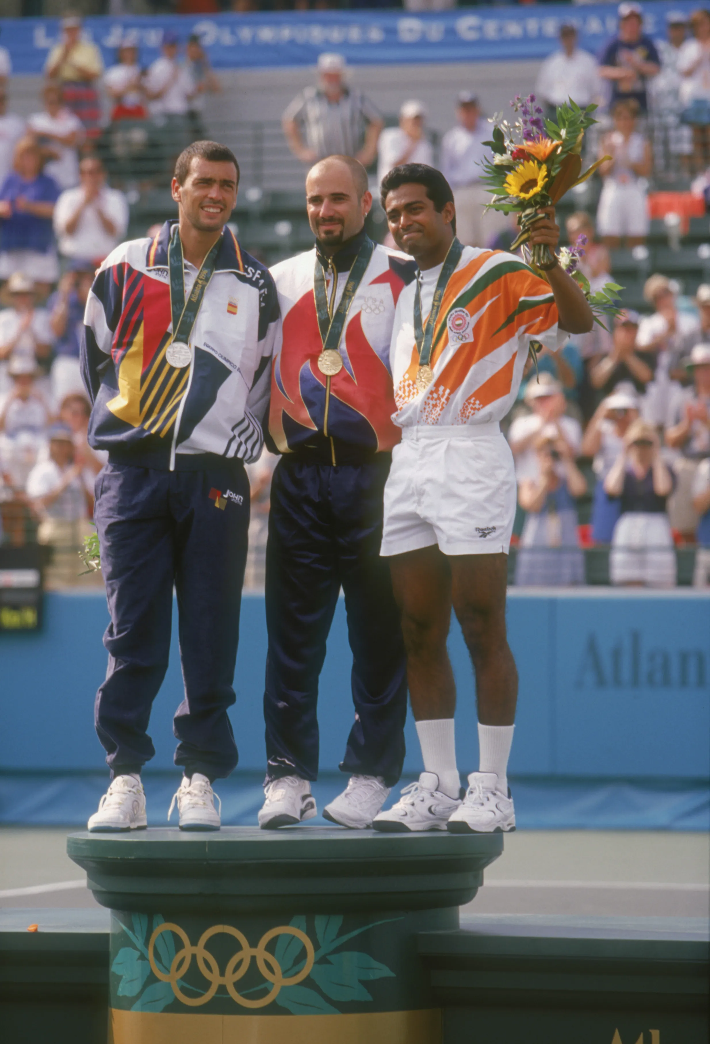 Bruguera, Agassi y Paes, el podio del tenis individual masculino en los Juegos Olímpicos de Atlanta 1996. (Foto: Getty).