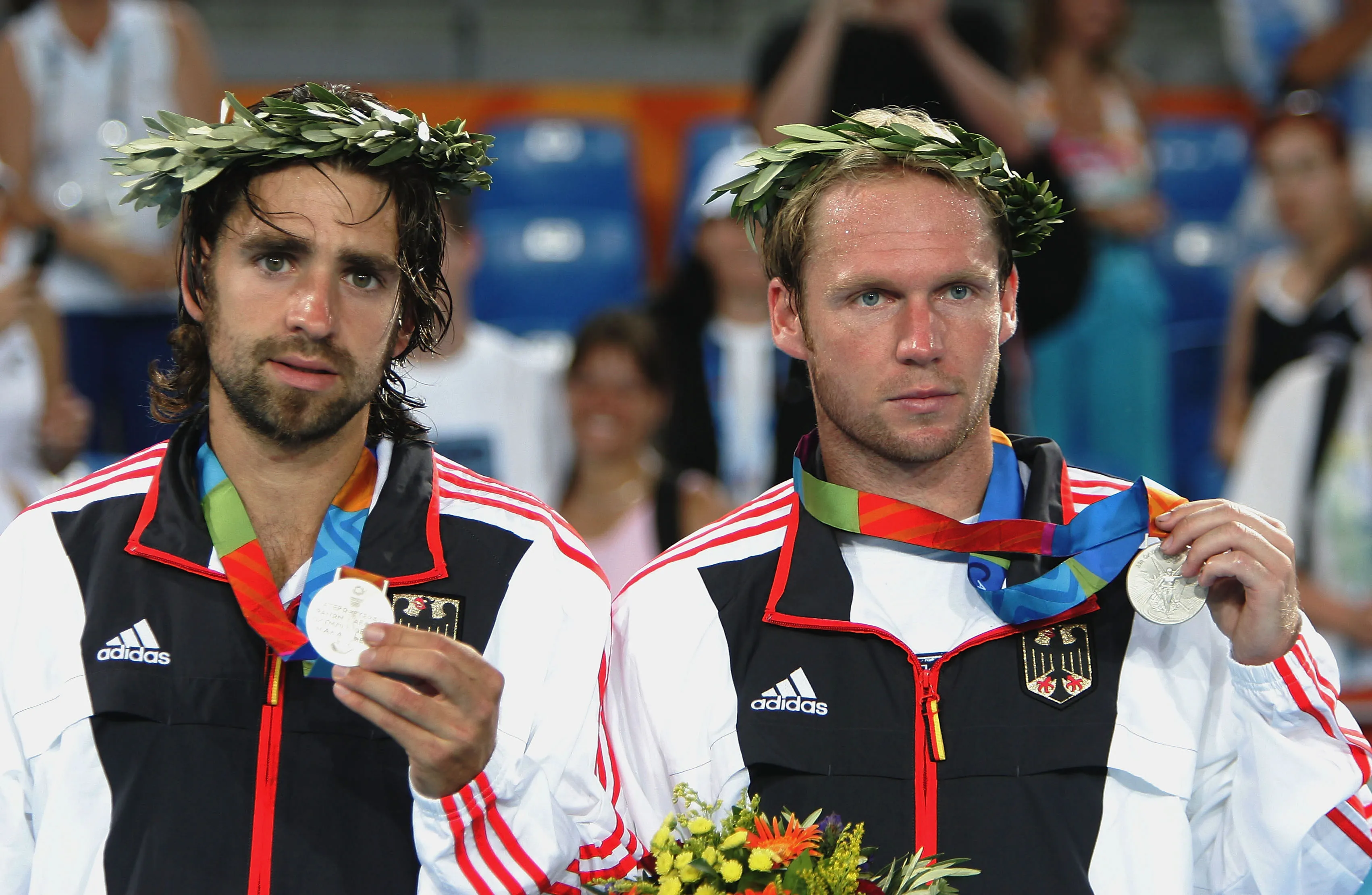 Nicolas Kiefer y Rainer Schuettlercon la medalla de plata en los Juegos Olímpicos de Atenas. (Foto: GettY).