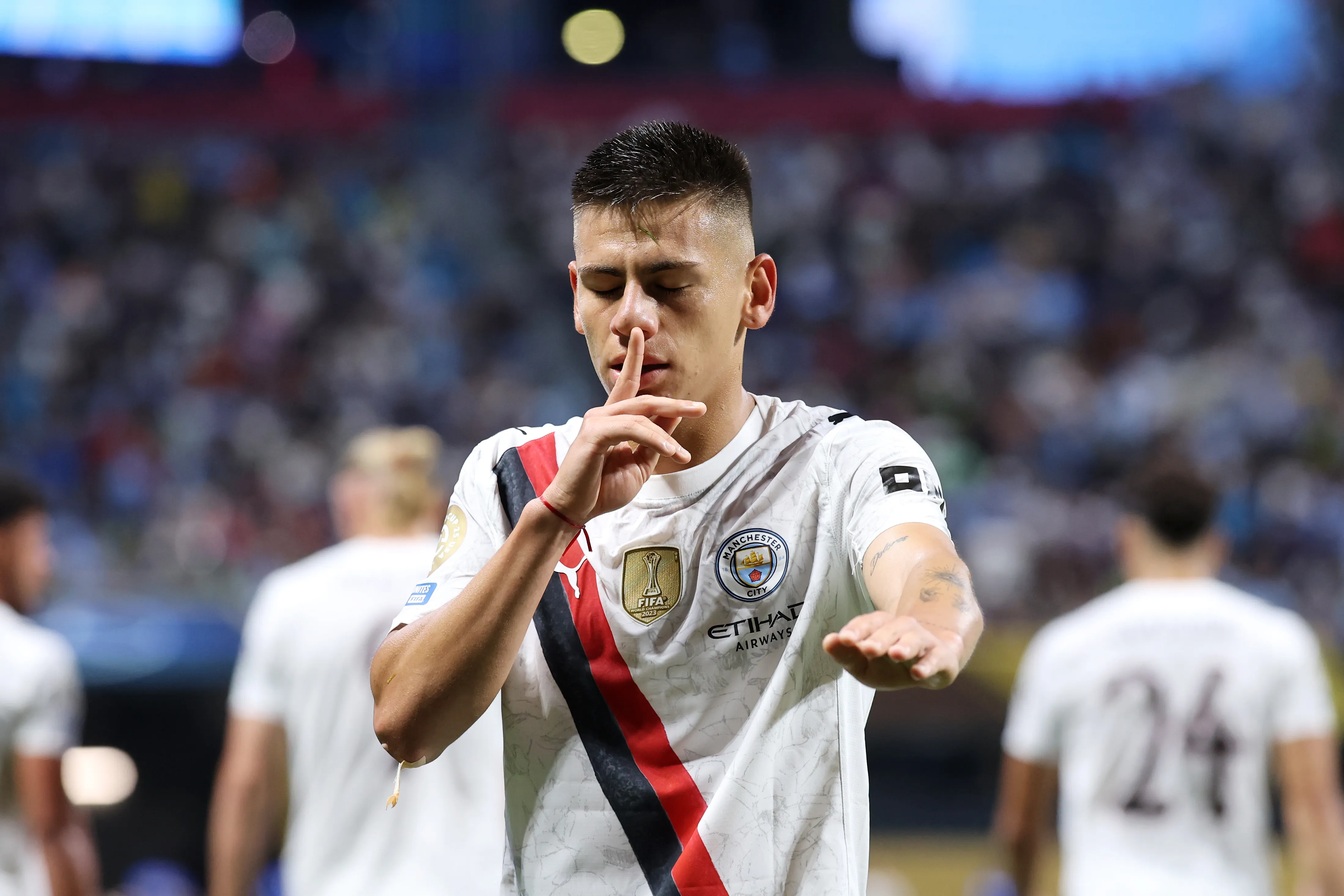 Claudio Echeverri con la camiseta de Manchester City. (Foto: Getty)