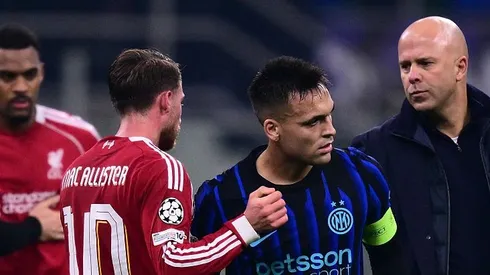 El saludo entre Alexis Mac Allister y Lautaro Martínez.