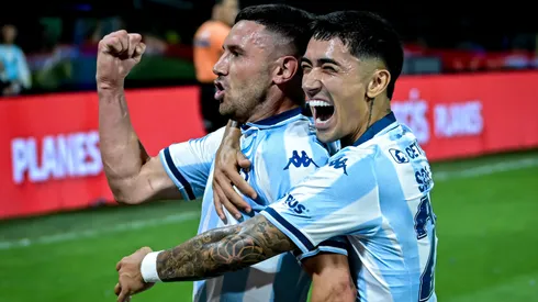 Maravilla Martínez festeja junto a Santiago Solari su gol en el triunfo por 1-0 ante Boca en las semifinales del Clausura 2025.