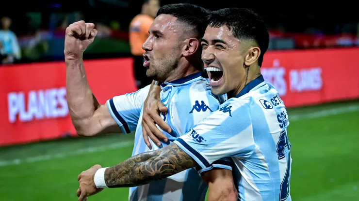 Maravilla Martínez festeja junto a Santiago Solari su gol en el triunfo por 1-0 ante Boca en las semifinales del Clausura 2025.