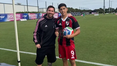 Bruno Cabral y Lionel Messi en la Messi Cup.